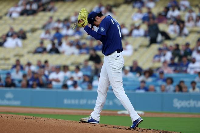 Mar 23, 2026; Los Angeles, California, USA;  Los Angeles Dodgers pitcher Roki Sasaki (11) reacts after allowing a walk during the first inning against the Los Angeles Angels at Dodger Stadium. Mandatory Credit: Kiyoshi Mio-Imagn Images







<저작권자(c) 연합뉴스, 무단 전재-재배포, AI 학습 및 활용 금지>
