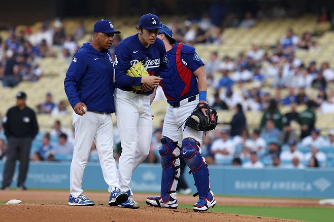 Mar 23, 2026; Los Angeles, California, USA;  Los Angeles Dodgers manager Dave Roberts (left) taking pitcher Roki Sasaki (middle) out from the game during the first inning against the Los Angeles Angels at Dodger Stadium. Mandatory Credit: Kiyoshi Mio-Imagn Images







<저작권자(c) 연합뉴스, 무단 전재-재배포, AI 학습 및 활용 금지>