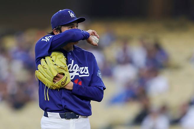 Los Angeles Dodgers starting pitcher Roki Sasaki reacts during the first inning of a spring training baseball game against the Los Angeles Angels, Monday, March 23, 2026, in Los Angeles. (AP Photo/Ryan Sun)







<저작권자(c) 연합뉴스, 무단 전재-재배포, AI 학습 및 활용 금지>