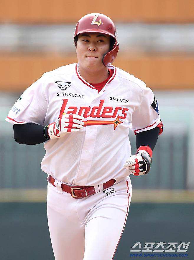 24일 인천 SSG랜더스필드에서 열린 KBO리그 시범경기 롯데와 SSG의 경기. 4회 역전 투런홈런을 날린 SSG 고명준. 인천=송정헌 기자songs@sportschosun.com/2026.03.24/
