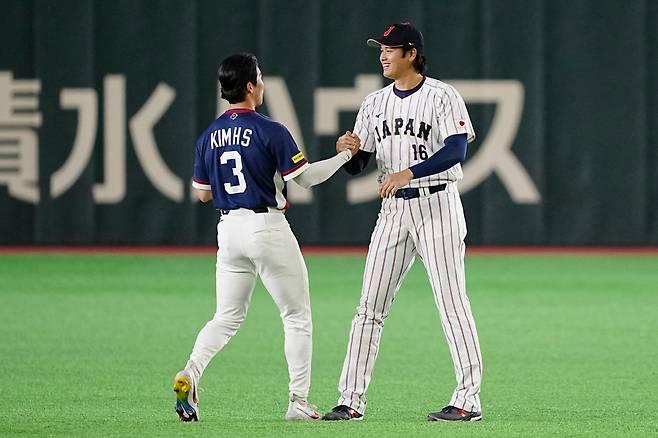 도쿄돔에서 만난 김혜성과 오타니 쇼헤이. AFP연합뉴스