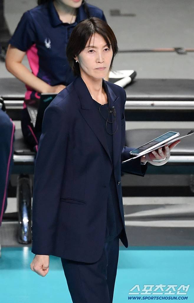 24일 장충체육관에서 열린 V리그 준PO GS칼텍스와 흥국생명의 경기. 흥국생명 요시하라 토모코 감독이 작전 지시를 하고 있다. 장충=박재만 기자 pjm@sportschosun.com/2026.03.24/