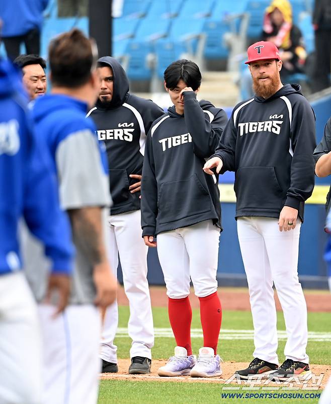 24일 대구삼성라이온즈파크에서 열린 KIA와 삼성의 시범경기. KIA가 2대1로 승리했다. 경기 후 눈빛을 주고받는 올러와 최형우. 대구=허상욱 기자wook@sportschosun.com/2026.03.24/