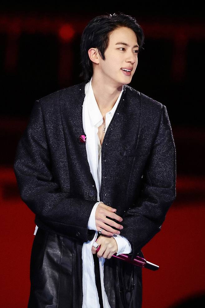 &nbsp;'BTS 컴백 라이브: 아리랑 (BTS THE COMEBACK LIVE｜ARIRANG)' 무대에 오른 방탄소년단 진. 사진제공=빅히트 뮤직/넷플릭스