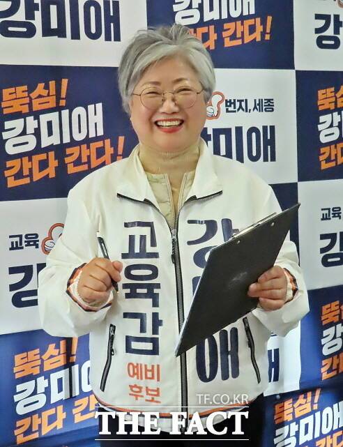 강미애 세종시교육감 예비후보가 선거사무소에서 자신의 교육철학을 이야기 하면서 활짝 웃고 있다. /김형중 기자