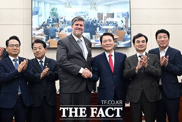 필립 라포튠 주한캐나다대사와 성일종 국회 국방위원회 위원장, 안규백 국방부 장관(왼쪽 세 번째부터) 및 국회 국방위원들이 24일 오후 서울 여의도 국회에서 열린 국방위원회 전체회의에서 대한민국과 캐나다간 국방·방산 협력 확대를 위한 결의안 가결 후 함께 기념촬영하고 있다. /국회=남용희 기자