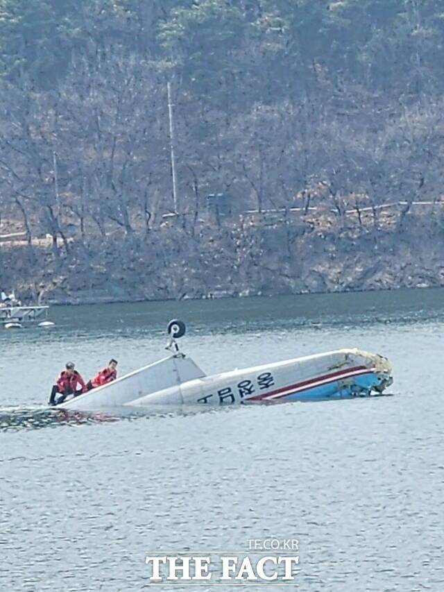 24일 오후 충남 천안시 서북구 입장면 풍년저수지에 산불 진화를 위해 물을 담던 헬기가 추락해 있다. 이후 완전히 물에 잠겼다. /천안시