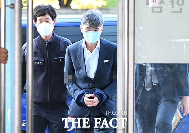 임성근 전 해병대 1사단장의 구명로비에 가담한 혐의를 받는 이종호 전 블랙펄인베스트 대표가 지난해 11월 서울 서초구 한샘빌딩에 마련된 순직 해병 특검 사무실에 피의자로 출석하고 있다. /박헌우 기자