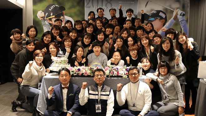 팬들과 함께 생일 파티를 하는 김효주. 팬들은 김효주를 위해 생일 기념 노래까지 만들어 줄 정도 애정이 깊다. LPGA 홈페이지