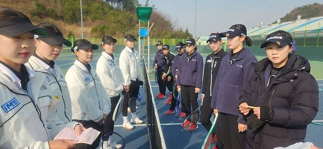 Before the final, players from both teams are listening to the referee's explanation. Reporter Kim Kyung-moo