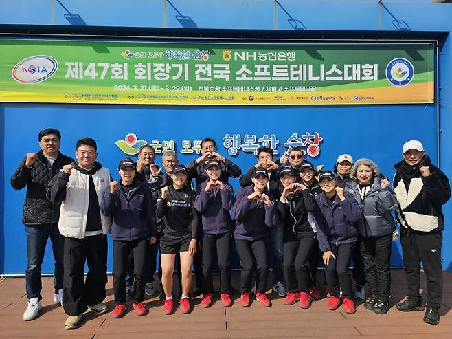 라켓 명가 NH농협은행은 프런트, 지도자, 선수 학부모가 가족 같은 분위기로 유명하다. NH농협은행 제공