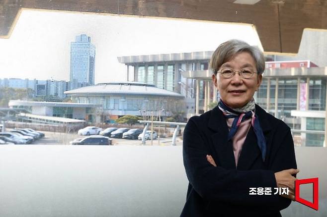 박정희 국립극단 단장이 서울 중구 장충단로 극단 사무실에서 아시아경제와 인터뷰 하고 있다. 조용준 기자