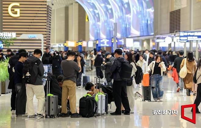 인천국제공항 제2여객터미널을 찾은 여행객들로 붐비고 있다.