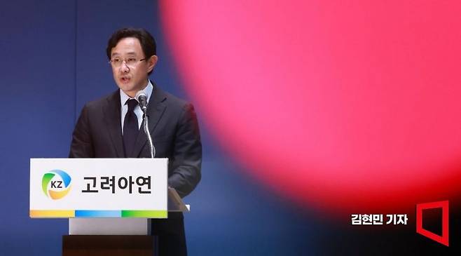 최윤범 고려아연 회장이 2024년 11월13일 서울 중구 대한상공회의소에서 열린 고려아연 기자회견에서 발언하고 있다. 최 회장은 이날 “최대한 빠른 시일 내에 이사회 의장직을 내려놓고, 사외이사가 고려아연 이사회 의장을 맡도록 하겠다”고 밝혔다. 김현민 기자