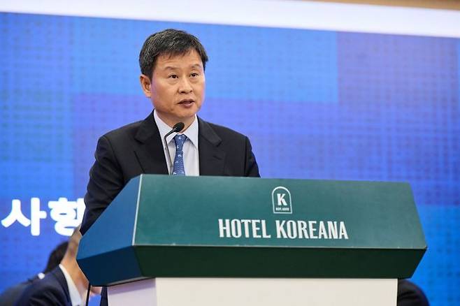 박기덕 고려아연 사장이 24일 서울 중구 코리아나호텔에서 열린 정기 주주총회에서 의장을 맡아 진행하고 있다. 고려아연