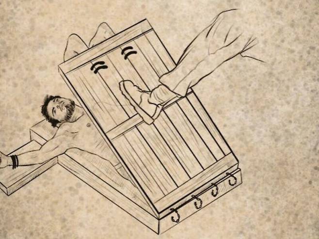 증언을 통해 그림으로 재구성한 ‘마법의 양탄자’. 두 개의 나무 판자에 수감자를 눕히고 발로 눌러서 허리를 꺾는 방식이다. /U S Court News Service