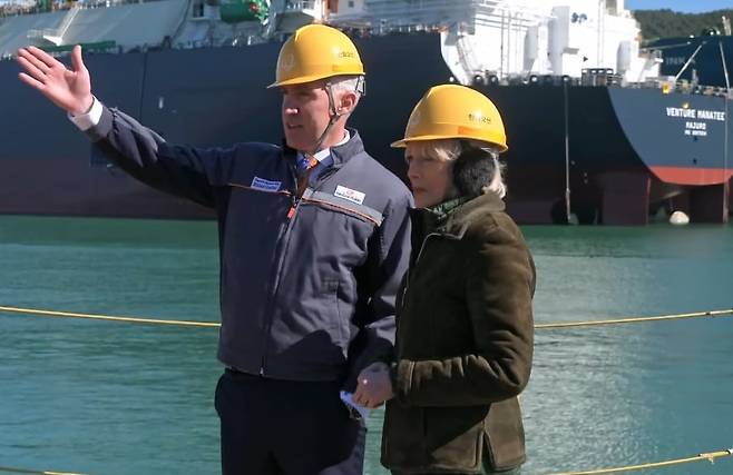 미국 CBS 방송의 시사 교양 프로그램 '60분' 진행자인 언론인 레슬리 스탈(오른쪽)이 필라델피아의 조선소를 찾아 마이클 쿨터 한화에어로스페이스 미국법인 대표의 안내를 받고 있다. /CBS