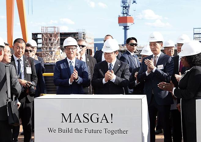 이재명 대통령이 지난해 8월 펜실베이니아주 필라델피아의 한화 조선소를 방문한 모습. /뉴시스