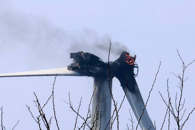 23일 오후 경북 영덕군 영덕읍 풍력발전단지 내 한 풍력발전기에서 불이 나 불꽃과 연기가 타오르고 있다./연합뉴스