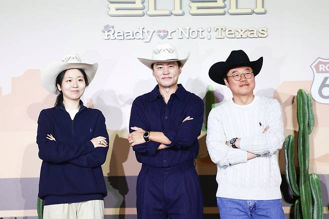 배우 이서진과 나영석 PD가 24일 서울 용산구 CGV 용산점에서 열린 넷플릭스 예능 ‘이서진의 달라달라' 제작발표회에서 포즈를 취하고 있다. 왼쪽부터 김예슬 PD, 배우 이서진, 나영석PD. /뉴시스