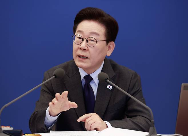 이재명 대통령이 24일 청와대에서 열린 국무회의에서 발언하고 있다. /뉴스1