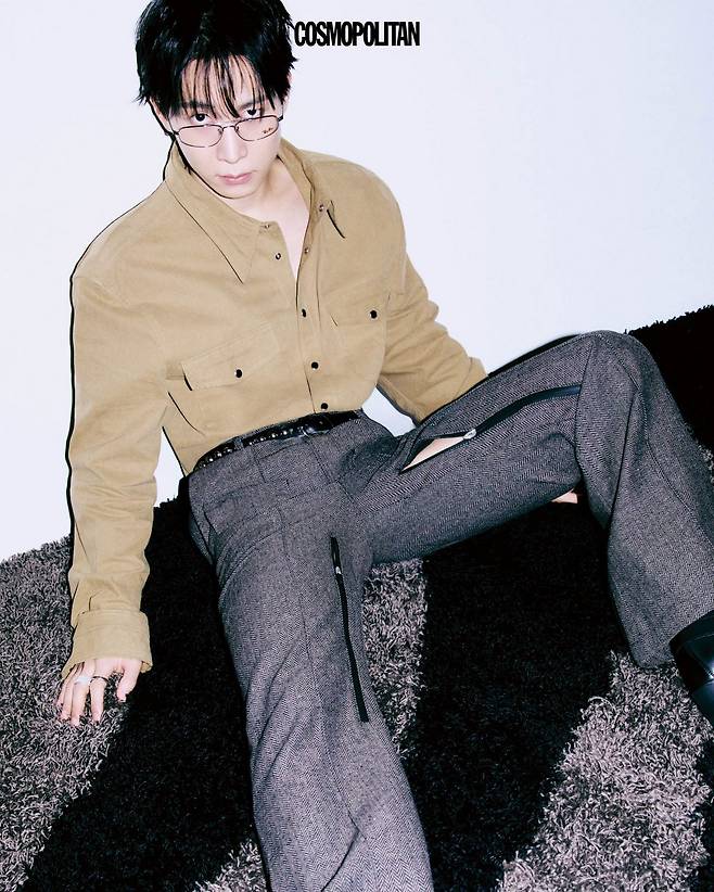 셔츠 Recto. 팬츠 Umamiism. 안경 Gentle Monster. 벨트, 반지, 앵클부츠 스타일리스트 소장품.