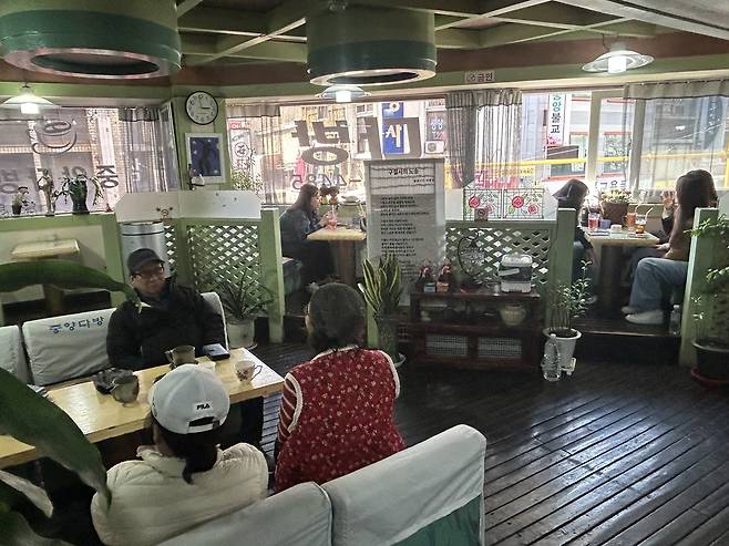 24일 대전 중동 중앙다방에서 손님들이 담소를 나누고 있다. 안민기 기자