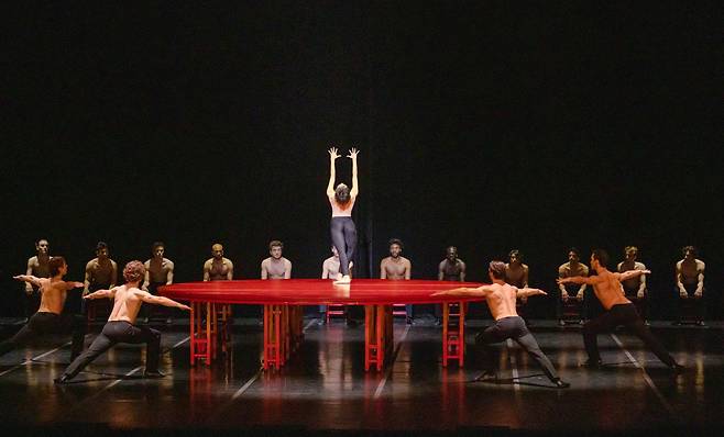 1961년에 초연한 모리스 베자르의 대표작 ‘볼레로’. 라벨의 음악을 바탕으로 반복과 누적의 구조가 만드는 압도적 에너지를 뿜어낸다. ⓒ BBL