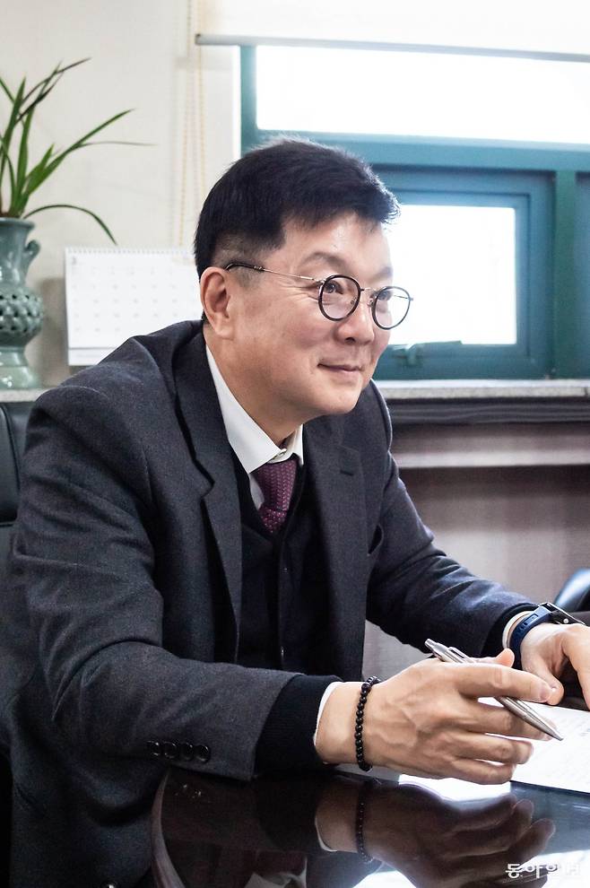 장성호 부산택시운송사업조합 이사장이 20일  동구 부산택시회관에서 동아일보와 인터뷰를 갖고 “획일적인 월급제를 고수하면 택시회사와 근로자 모두 공멸하게 될 것”이라며 “지역 여건과 경영 상황에 따라 노사가 근로 시간을 합의할 경우 이를 인정하는 등 제도 개선이 시급하다”고 말했다. 강성명 기자 smkang@donga.com