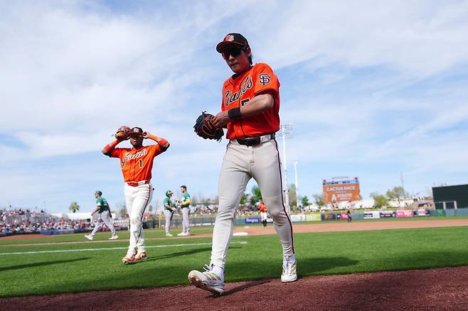 이정후(오른쪽)가 지난달 애슬레틱스와의 시범경기 중 이닝 교대 때 경기장을 걸어 나오고 있다. 이정후 옆에는 올 시즌부터 팀에 합류한 루이스 아라에즈. 스코츠데일=AP 뉴시스