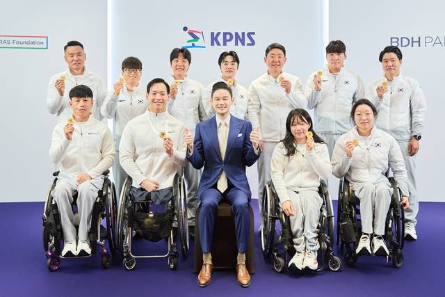 배동현 회장(앞줄 가운데)과 국가대표 선수단이 기념사진을 촬영하고 있다.