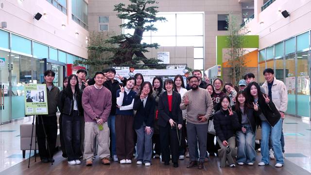 유타대학교 아시아캠퍼스 도시계획학과 이딜 아이랄 교수(가운데)와 레아줄 아산 학과장(오른쪽)이 학생들과 함께 ‘도시계획학과 작품 전시회’ 개막식 후 기념촬영을 하고 있다.