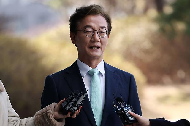 통일교 측으로부터 금품을 받은 혐의를 받는 더불어민주당 전재수 의원이 19일 서울 서초구 정교유착 비리 의혹을 수사하는 검·경 합동수사본부로 출석하며 취재진 질문에 답하고 있다.[연합뉴스]