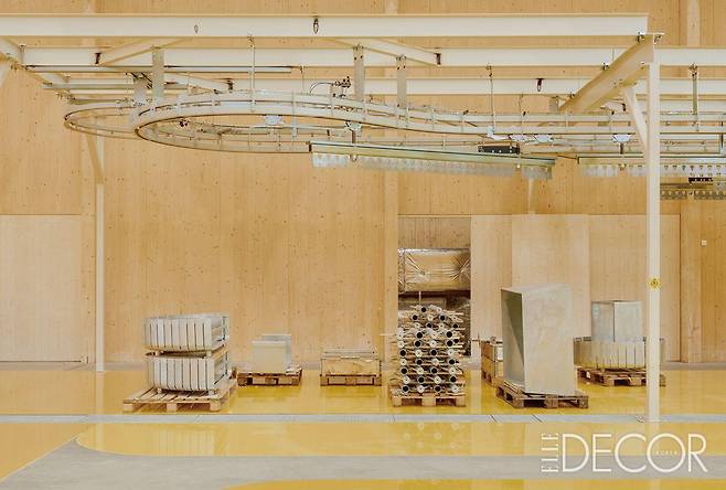 창고와 도장 공장, 목재 공장, 조립 공정으로 나뉜 네 개의 구획은 각각의 고유 컬러 코드까지 갖고 있다.