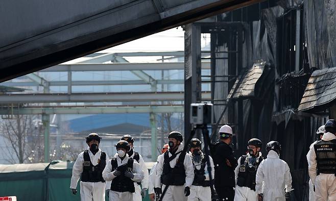 지난 23일 대전 자동차 부품 제조업체인 안전공업에 대한 화재 합동 감식에 나선 조사당국 관계자들이 안전공업 건물 안으로 진입하고 있다. 류우종 선임기자 wjryu@hani.co.kr