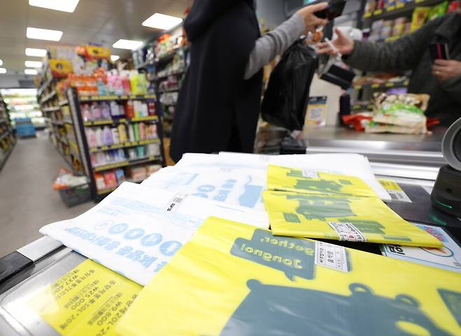 24일 서울시내 한 마트에 판매 중인 다양한 크기의 종량제봉투. 연합뉴스