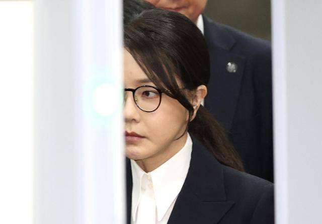 윤석열 전 대통령 부인 김건희 여사가 지난해 8월 12일 서울 서초구 서울중앙지법에서 열린 구속 전 피의자 심문(영장실질심사)을 마치고 법정을 나서고 있다. 고영권 기자