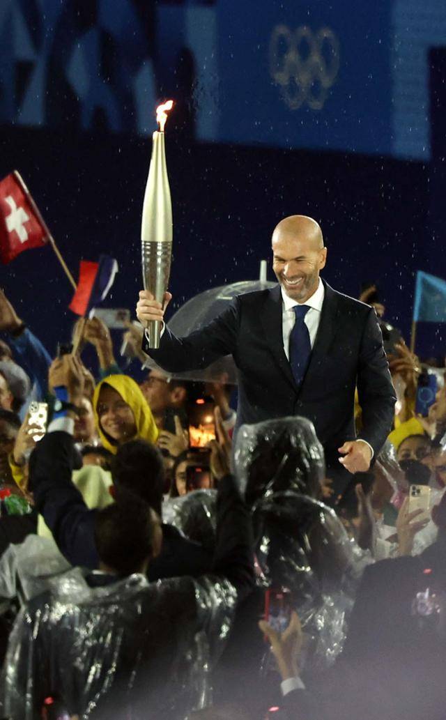 프랑스의 축구 영웅 지네딘 지단이 2024년 7월 27일 프랑스 파리 트로카데로 광장에서 열린 2024 파리 올림픽 개회식에서 성화를 들고 입장하고 있다. 파리=서재훈 기자