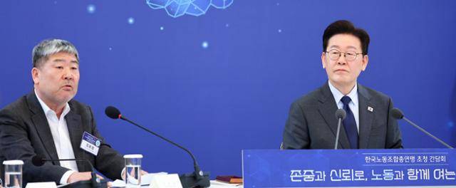 이재명 대통령이 24일 청와대에서 열린 한국노총 초청 간담회에서 김동명 한국노총 위원장의 발언을 듣고 있다.뉴스1