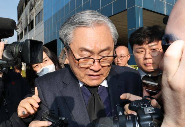 손주환 안전공업 대표가 23일 경찰·대전노동청 관계자들이 화재로 74명의 인명피해가 발생한 대전 대덕구 안전공업에 대해 압수수색을 진행하는 안전공업 사무실을 나서고 있다. 뉴스1