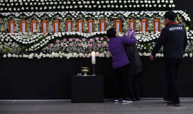 22일 대전시청에 마련된 대전 안전공업 화재 희생자 합동분향소에서 한 유족이 오열하고 있다. 연합뉴스