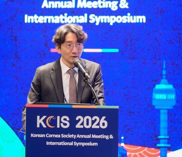 전종화 청라빛안과 대표원장이 지난달 28일 열린 2026년 한국각막학회 국제학술대회(KCIS 2026)에서 전층각막이식술과 관련된 복합수술의 수술 노하우를 주제로 발표를 진행했다. /사진=청라빛안과 제공