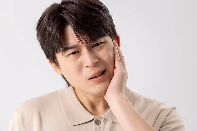 마그네슘은 근육을 이완시키는 역할을 하는데, 부족하면 근육이 긴장하고 뻣뻣해지면서 통증이 나타날 수 있다./사진=클립아트코리아