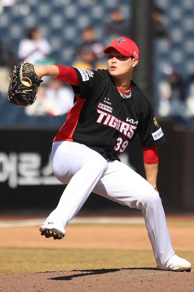 23일 열린 삼성 라이온즈와의 시범경기에서 투구하는 최지민의 모습. KIA 제공