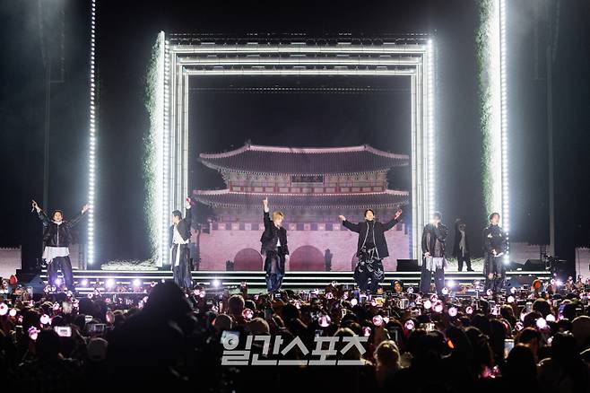 방탄소년단(BTS)이 21일 서울 광화문광장에서 'BTS 컴백 라이브: 아리랑' 발매 기념 컴백 공연을 하고 있다. 사진제공=빅히트 뮤직, 넷플릭스
