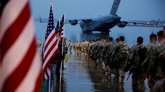 2020년 1월 중동 투입되는 미 육군 82공수사단 신속대응군 장병들