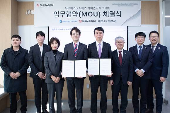 참석자들(왼쪽부터 뉴로메카 박종훈 대표와 시마즈 사이언티픽 코리아 야마다 타케시 대표이사 등)이 '정밀 분석 및 재료 시험 분야 로봇자동화'를 위한 업무협약식(MOU)에서 기념 촬영을 하고 있다. [사진=뉴로메카]