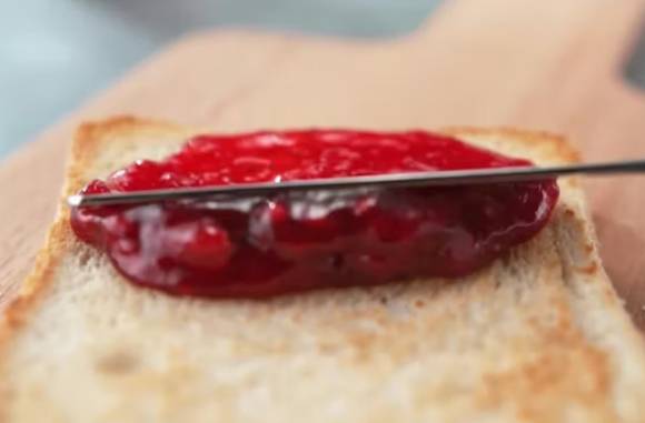 빵에다 잼을 바르고 있는 모습. [사진=PhantomGravity]