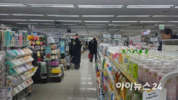 실속형 소비 트렌드에 주목받는 다이소는 지난해 매출 4조원 돌파가 유력한 것으로 분석된다. 사진은 서울의 한 다이소가 소비자들로 붐비는 모습. [사진=아이뉴스24 DB]