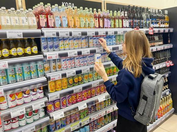 러시아 대형마트에서 소비자가 밀키스를 구매하는 모습. [사진=롯데칠성음료]